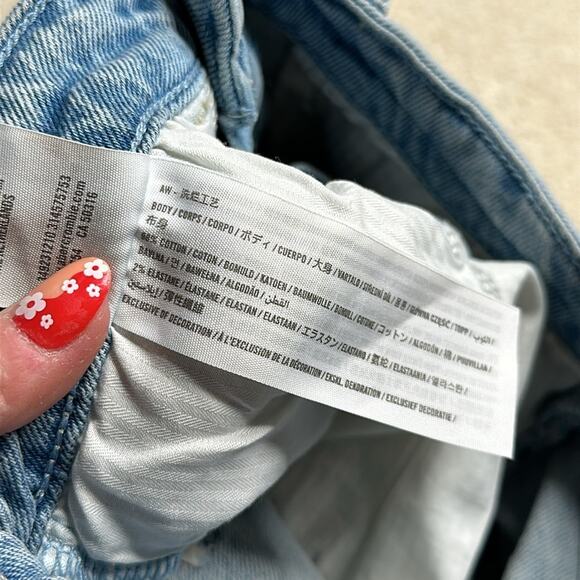 Hollister: Ultra High-Rise Mom Short 3” Light Wash - Picture 5 of 5